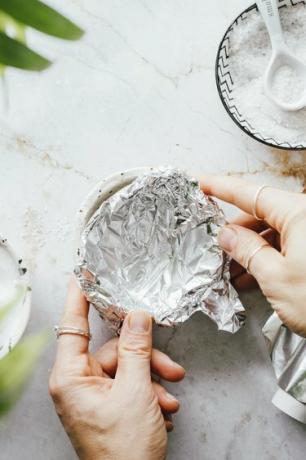 Hvordan rengjøre sølvsmykker med aluminiumsfolie