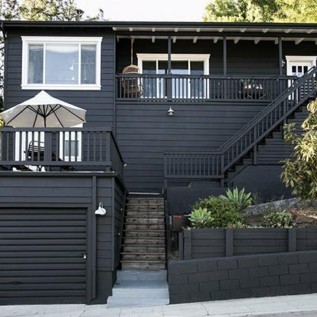 exterior preto da casa para uma residência de estilo artesão