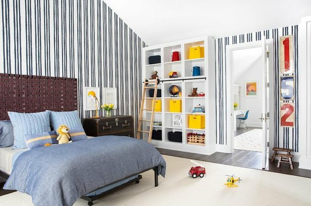 Armazenamento de animais empalhados no quarto do menino com cubículos e caixas organizadas projetadas por Chango & Co.