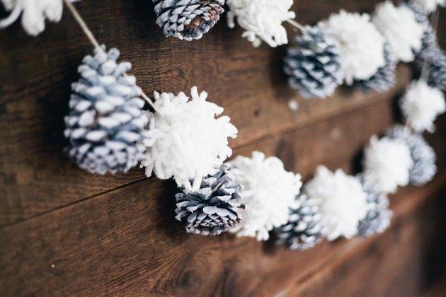 decoração de guirlanda de natal de pinha e pompom