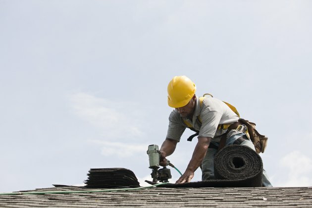 Acoperitorul lucrează la șindonarea unui nou acoperiș