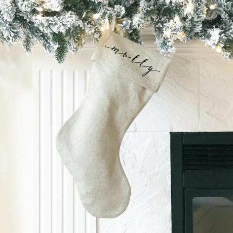 Decoração de Natal de casa de fazenda personalizada com meia de estopa com letras de escrita