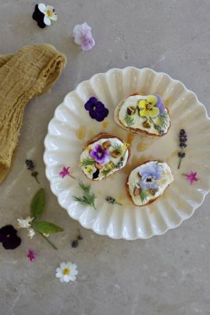 Pisket feta dip på crostini garnert med spiselige blomster