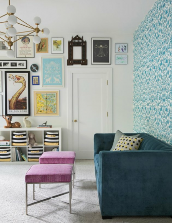 IKEA minimalistische meubels in de woonkamer gecombineerd met blauw behang met patronen en een blauwfluwelen koets