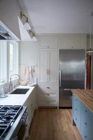 Taupekleuren in keuken met blauw eiland en houten vloeren