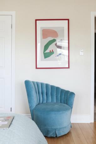 Mėlyna aksomo kėdė ir meno kūrinys