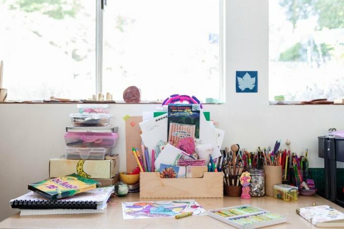 Scrivania per bambini in camera da letto con materiali artistici