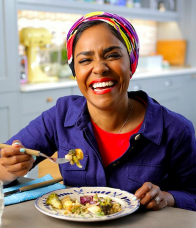 mulher rindo e comendo