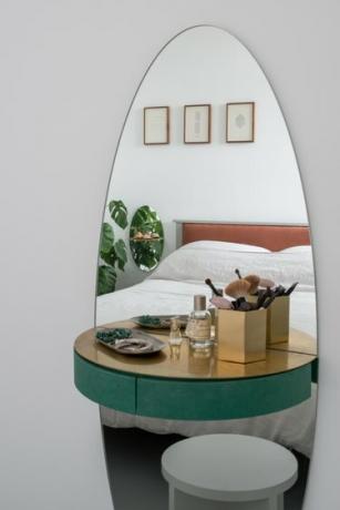 vanité avec miroir elliptique, étagère en laiton et tiroir vert