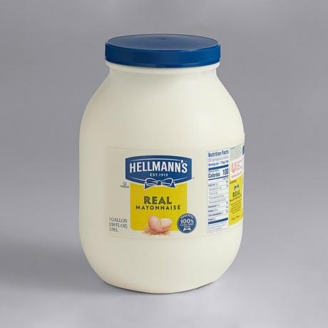 „Hellmann“ 1 galono tikrasis majonezas ant pilko fono