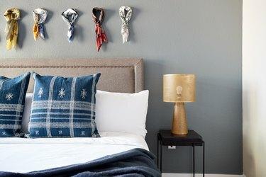 Ideas de dormitorio de casa de campo pequeña con pañuelos en la pared