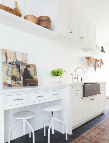 armazenamento de mudroom branco com pia de pedra-sabão