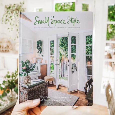 "Small Space Style" door Whitney Leigh Morris van de boekomslag van The Tiny Canal Cottage