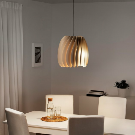 iluminação contemporânea da sala de jantar com pendente IKEA de plástico curvo