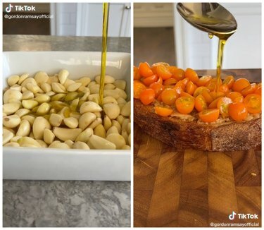 Kairėje yra česnako skiltelės baltoje kepimo formoje, padengtoje alyvuogių aliejumi. Dešinėje yra skrebučio gabalėlis ant medinio paviršiaus su česnaku ir vyšniniais pomidorais, apipiltais alyvuogių aliejumi.
