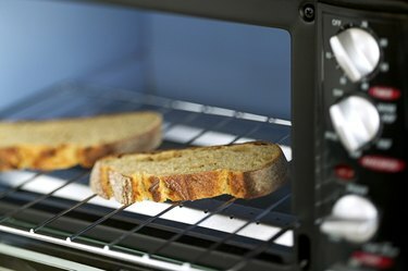 Forno tostapane con fette di pane