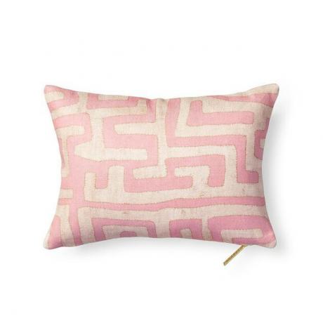 decoração de casa sustentável com travesseiro de tecido kuba rosa