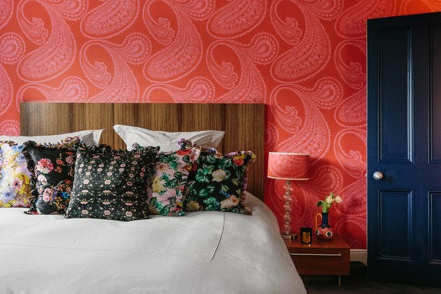 idéias de quarto vermelho no quarto com papel de parede vermelho