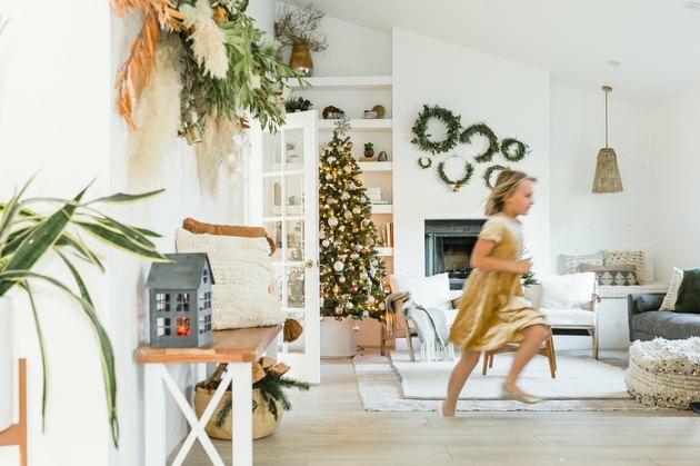 Woonkamer met kerstversiering en boom