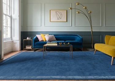 blauw, geel en mintgroen kleuridee voor de woonkamer