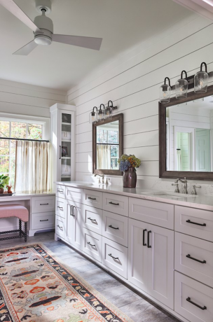Arrecadação para casa de banho de quinta por Maggie Griffin Design com arrumação