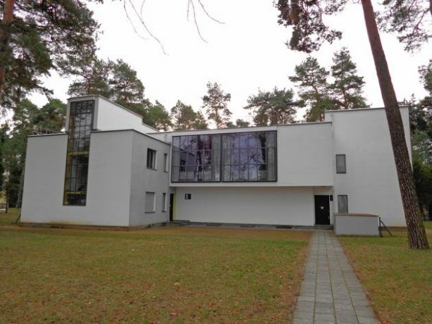 Arquitetura Bauhaus com telhado plano e grandes janelas