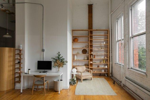 spazio ufficio con pareti bianche e ripiano in legno 