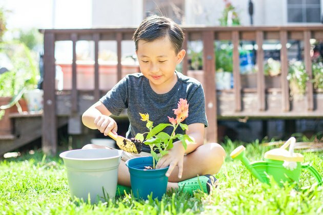 Conjunto de jardinagem de plástico reciclado para crianças