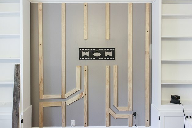 Ploče pričvršćene na zid s drvenim stazama za žice