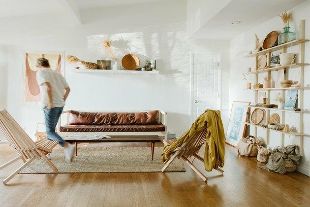 Woonkamer met leren bankstel en jute kleed