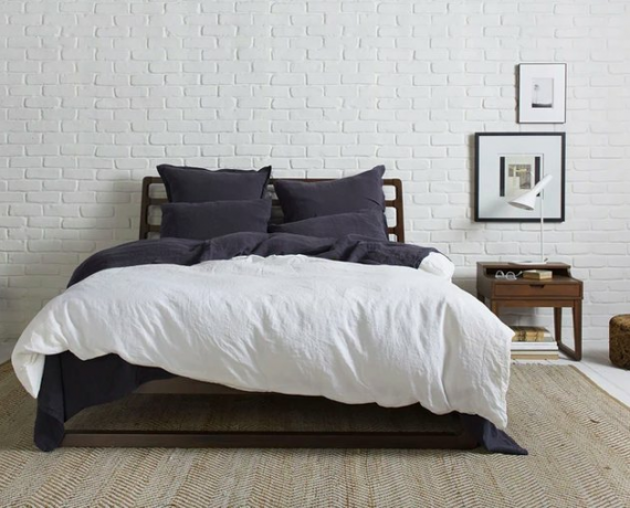 Cama com lençóis de linho branco
