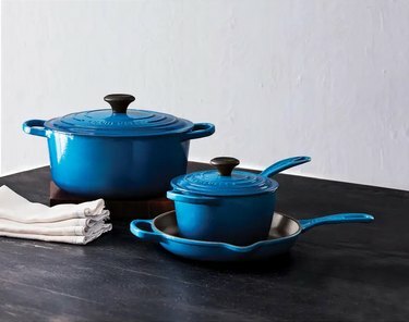 blue le creuset hollantilainen uuni, paistinpannu ja kattila