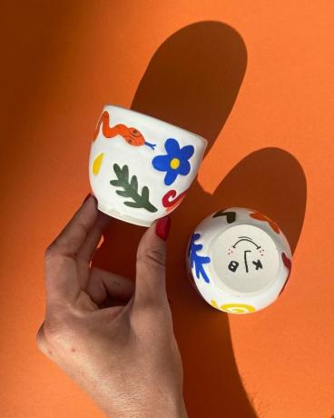 Xícaras de café de cerâmica contemporânea com ilustrações coloridas