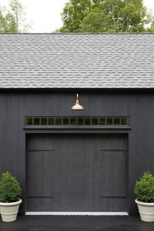 exterior preto moderno com iluminação exterior em latão para garagem
