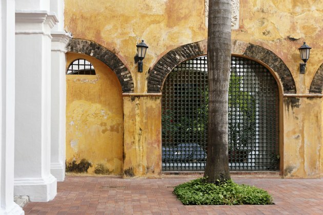 Pátio colonial histórico na Colômbia