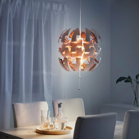 Iluminação contemporânea de cobre e branco da sala de jantar da IKEA acima da mesa