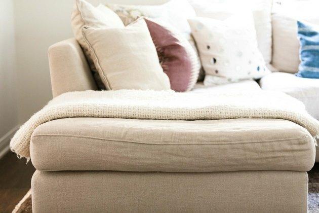 Kreminės spalvos sofa