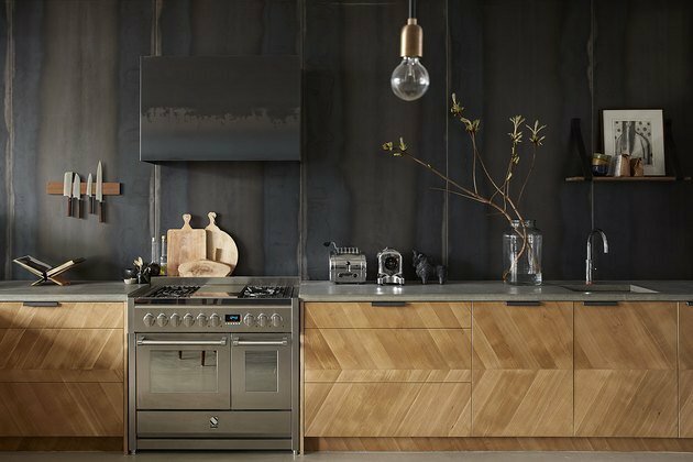 design industriale con elettrodomestici da cucina in acciaio inossidabile e armadi in legno