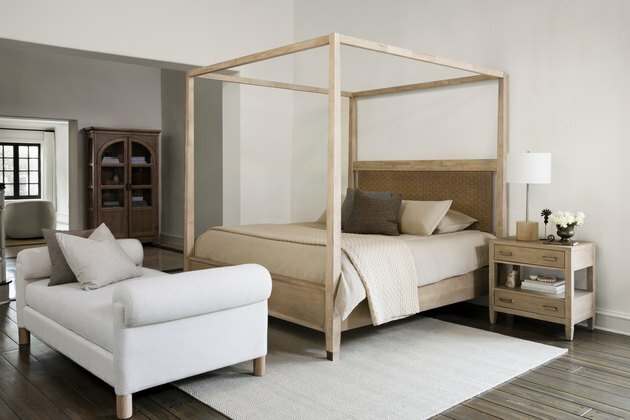 кровать с балдахином в нейтральной спальне с кушеткой Нейтом Беркусом и Иеремией Брентом для Living Spaces