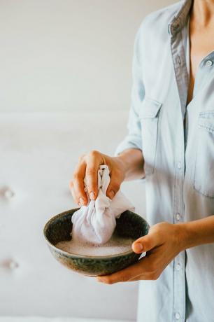 Use detergente neutro misturado com água para limpar a cabeceira estofada