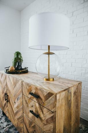 Minimalistische verlichting helderglazen tafellamp met houten dressoir