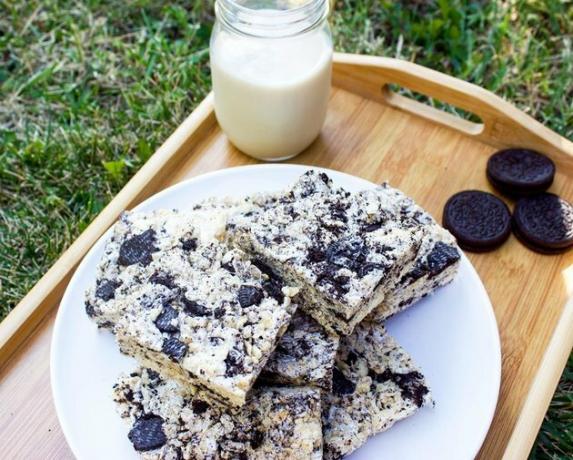Os biscoitos cutie de caju e as guloseimas de creme de arroz cremoso