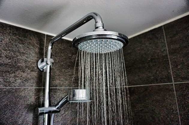 Nærbilde av vann som faller fra dusjen på badet hjemme