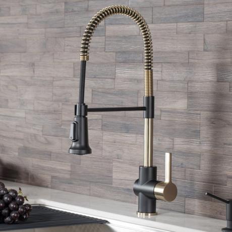 Torneira de cozinha comercial de alça única KRAUS Britt com cabeça de spray de dupla função