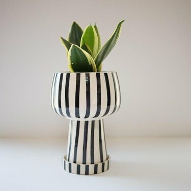 Justina Blakeney Kaya Vaso de cerâmica de três peças em preto e branco