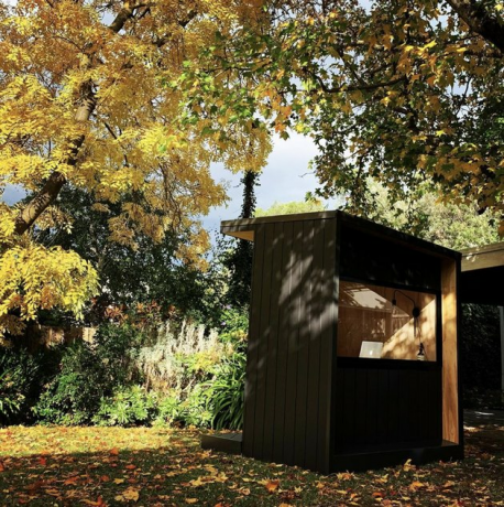 juoda „Prefab“ namų biuro patalpa Australijoje