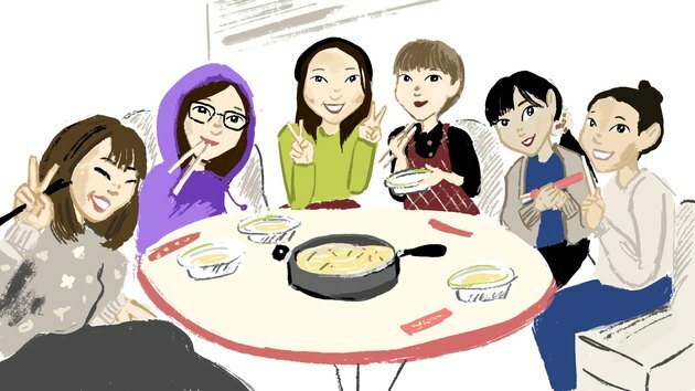Grupo de mulheres comendo dim sum em volta de uma mesa