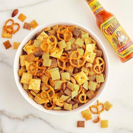 voglie di chrissy teigen Cheddar bianco Cholula Chex Mix sul bancone in marmo