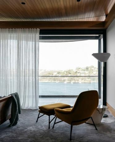 Apartamento contemporâneo com cadeira de mostarda e luminária de pé atual