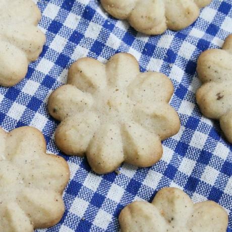 Biscoitos Chai Spritz de leite e cardamomo